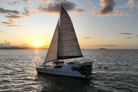 Private 2hr Yacht Hire Whitsundays in Airlie Beach & Cannonvale