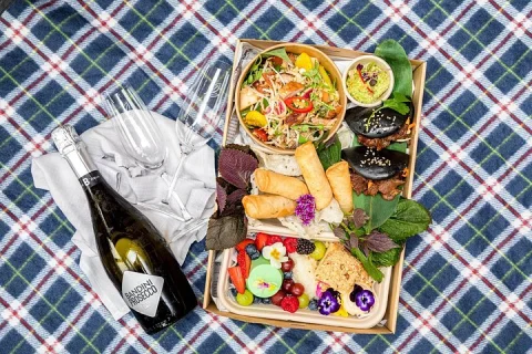 Picnic in the Royal Botanic Gardens for 2 in Sydney