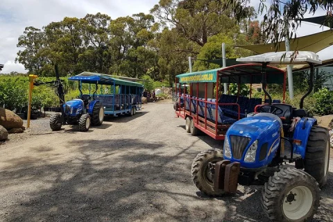 Small Group Tractor Tour at Rayners Orchard from Melbourne in Melbourne