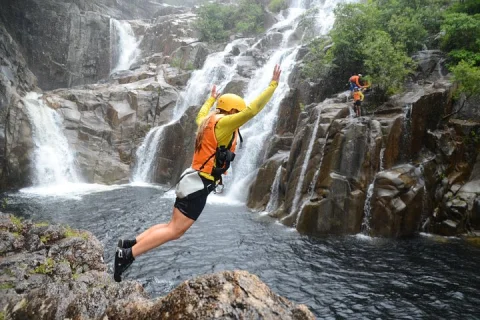 Cairns: Behana Gorge Rainforest Canyoning Tour in Cairns