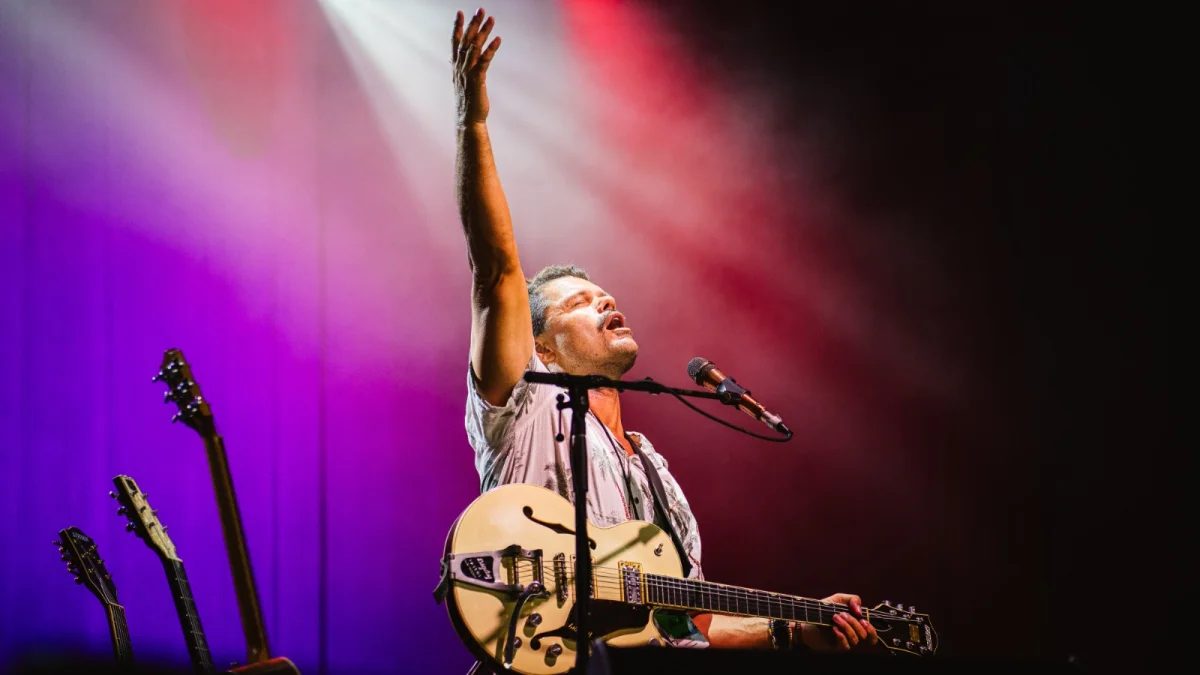 Ash Grunwald and the Inner West Voice Gospel Choir at The Concourse