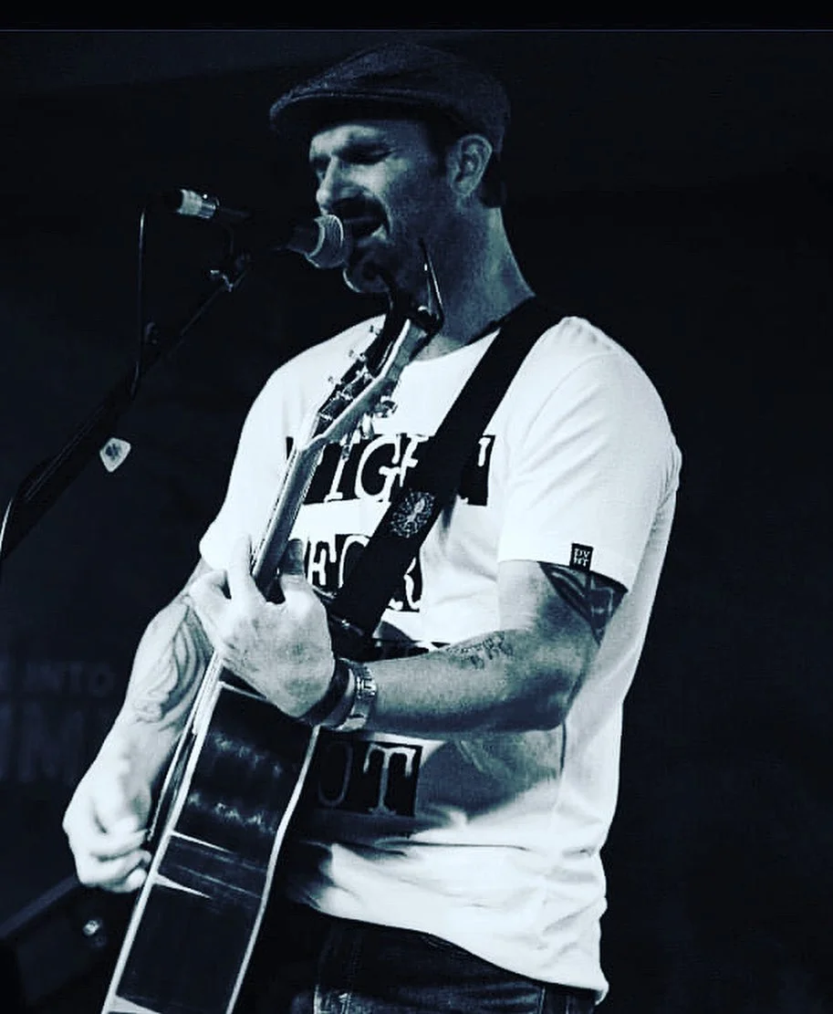 Greg Wall*, Sunday Soloist Beergarden at Mansfield Tavern