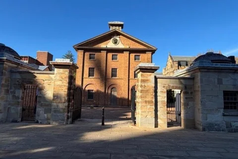 Essential Highlights of Sydney. A Walking Tour with a Local in Sydney