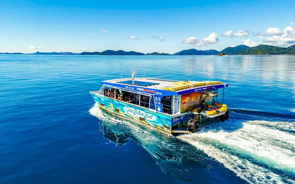 Boat on the water. Beach.