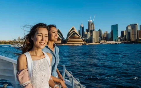 90 min Guided Sightseeing Harbour Cruise in Sydney